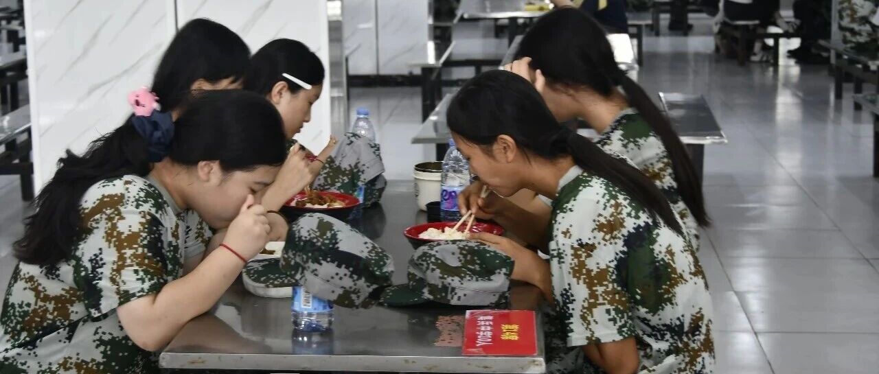 骄阳砺训磨意志，丰餐舒养护安康——医博为新生提供可口美膳，保障健康