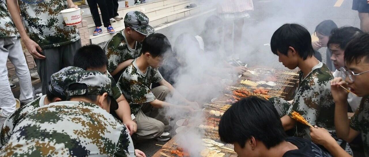 炭火熊熊燃暖意 肉香缕缕满校园—— 衡阳医博护理职业学校2026级新生军训集体烧烤活动侧记